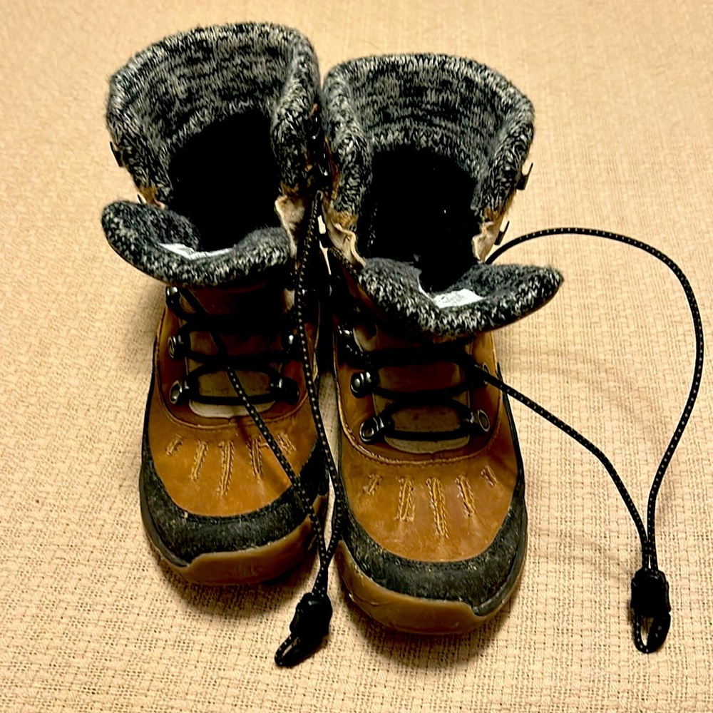 Hiking boots, size 7.5.  Lightly worn last winter. Excellent condition.